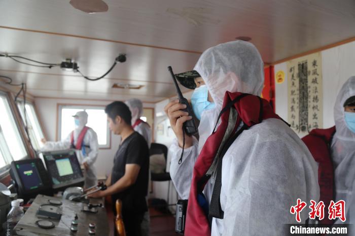 执法人员登临检查驾驶舱。　<a href=//sh.110.com>上海</a>海警局供图 摄