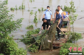 湖北荆州警方多举措打击非法捕捞 抓获221人