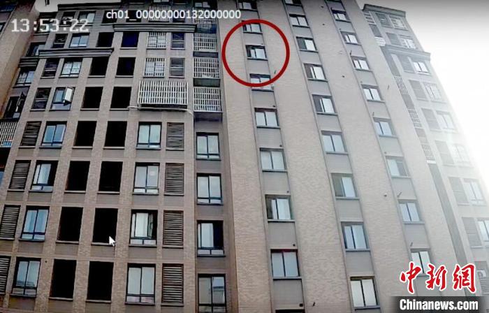 高空坠落的物体被监控“锁定”在11楼的黄某家厨房窗户位置 警方供图 摄