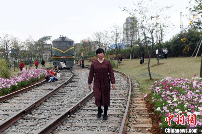 南宁市江南公园内有段废弃铁路，现已成网红景点，龚家慧平时喜欢到这游玩。　蒋雪林 摄