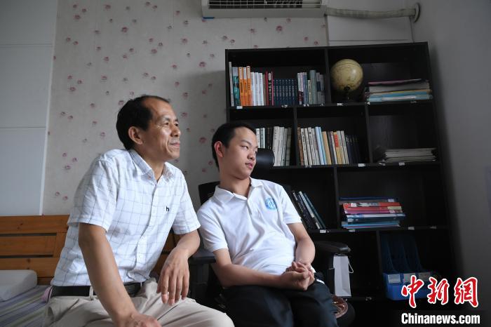 6月27日，汪艾韬和班主任尹德余(左)在一起聊天。　韩苏原 摄