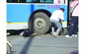 骑车妇女被公交车撞倒 腹部碾过当场死亡