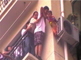3岁男童坠出窗外卡在7楼 多名邻居冒险相救