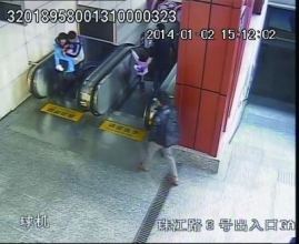 女子地铁站被劫 民警假装“劝架”夺刀擒匪