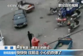 新疆轮台围剿暴恐分子：民众在楼顶配合警察