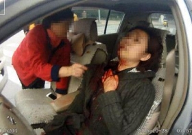 河南洛阳女司机开车途中遭后座女子“割喉”