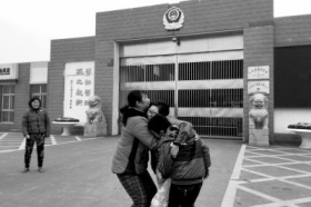南京虐童案养母出狱 生母下跪道歉