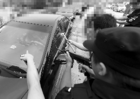 民警砸开车窗抓毒贩 缴获7.8千克毒品两把枪
