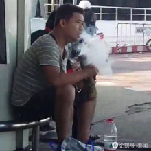 中国游客在泰国机场吸水烟被误认为吸毒