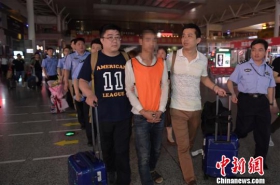 上海警方破获跨境电信诈骗案 6名嫌犯被押解回沪