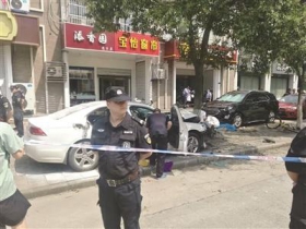 南京男子撞车后当街砍杀一男一女 警方已在调查