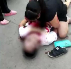女子菜市场进货遭抢包 23岁儿子护母挡刀被刺死