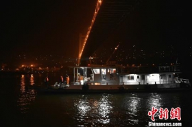 70多艘救援船在重庆万州公交车坠江水域连夜搜救