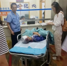 10岁男童被坠落钢管砸中头 医院：已脱险