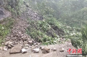 云南独龙江公路因边坡塌方交通中断