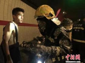 一货车隧道自燃致5死31伤 当地全力救治伤员