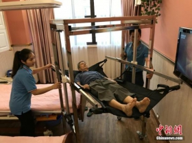 中国超4000万失能老人如何照料？