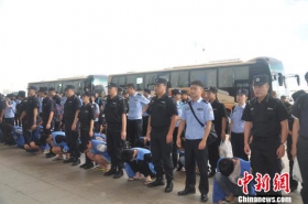 重庆警方捣毁特大跨境电信诈骗集团 押解69名嫌疑人回国