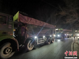 山西突击夜查超限车 31吨货车实重93.9吨