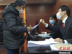 近百位工人从上海市宝山法院领到350余万元欠薪