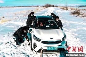新疆边防民警救助暴雪被困车辆