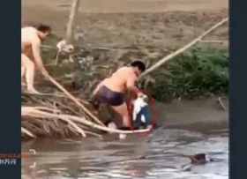 河里漂着一个女子，还有个婴儿！
