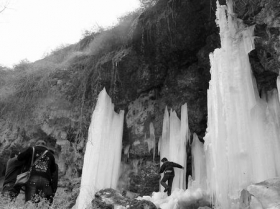 河南鹤壁山岩上出现大片冰柱