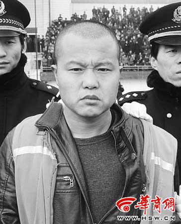 三嫌犯盗窃摩托时拒捕刺死民警(组图)