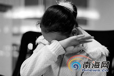 说起自己的童年生活和养她的残疾妈妈，丽丽忍不住抹泪。记者 李小岗摄