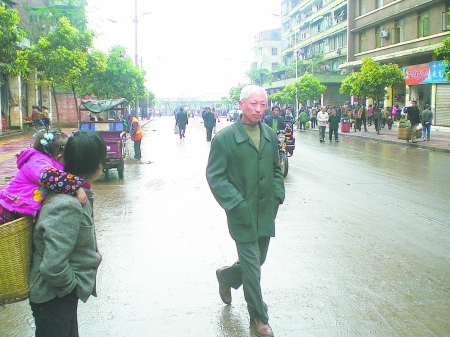 男子质问“书记县长在干啥”成名人(图)