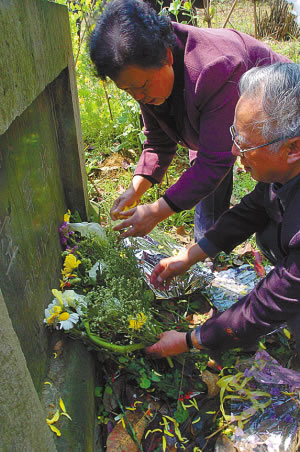 老人寻找65年找到抗战牺牲父亲之墓