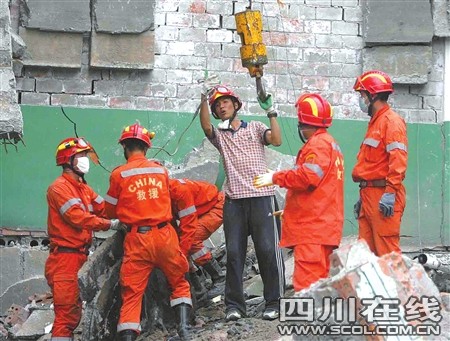 汶川地震志愿者与灾区女孩欲结良缘(组图)