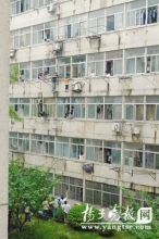 南京大学学生4楼爬窗救女童引热议（图）