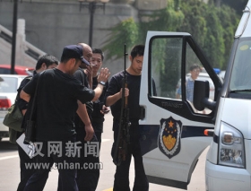 武汉警方果断处置武汉大学持枪挟持人质案(图)