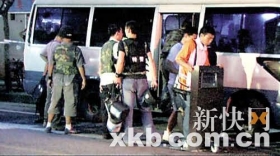 广州闹市区数十特警持枪封路围捕毒贩