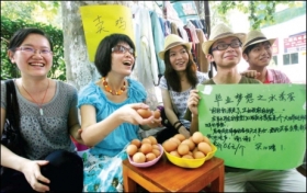武汉大学女生校园内叫卖水煮鸡蛋(图)