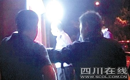 男子自称感情受挫凌晨劫持超市女营业员(图)