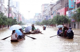 广西融水县遭遇洪灾 居民街头划船通行(图)