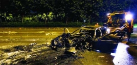 奔驰车撞树后自燃 司机被当场烧死(图)