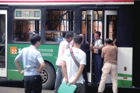 男子北京公交车上欲纵火被制服
