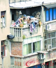 裸体女孩在阳台垃圾堆上玩耍引关注(组图)