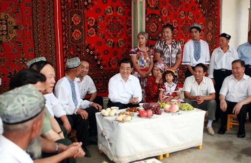 这是胡锦涛在阿克苏市良种场尤喀克桥格塔勒村村民亚森-吐尼亚孜家院子里，同维吾尔族、汉族乡亲亲切交谈，勉励大家共同建设团结和谐的美好家园。新华社记者鞠鹏摄