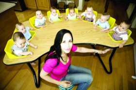 美国八胞胎单身母亲拿孩子当摇钱树(图)