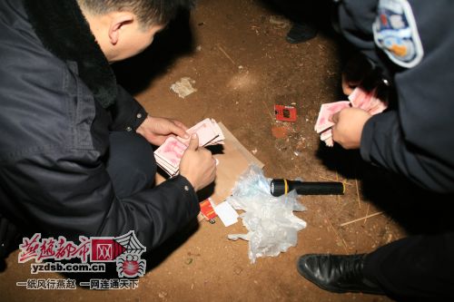 近百人深山废矿坑中聚赌被抓(组图)