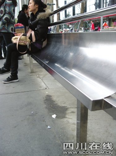 公交站为防流浪汉安装窄座椅