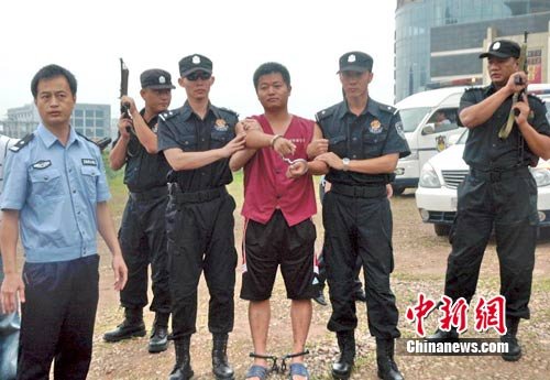 广东杀警疑犯胡益华面带笑容指认现场