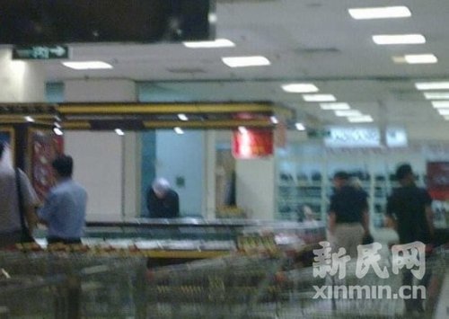 三蒙面男子持枪闯入金店抢劫 得手后快速逃离