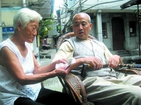 87岁老太为补贴家用蹬三轮卖衣服11年