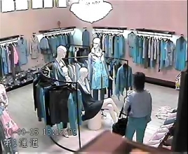女子假装购物偷走服装被监控录像拍下