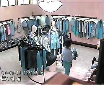 女子假装购物偷走服装被监控录像拍下(组图)